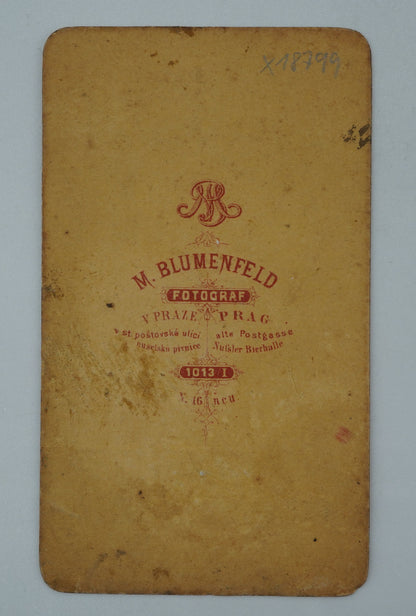 Fotografie MUŽ S KNÍRKEM M.BLUMENFELD FOTOGRAF V PRAZE (x18799)