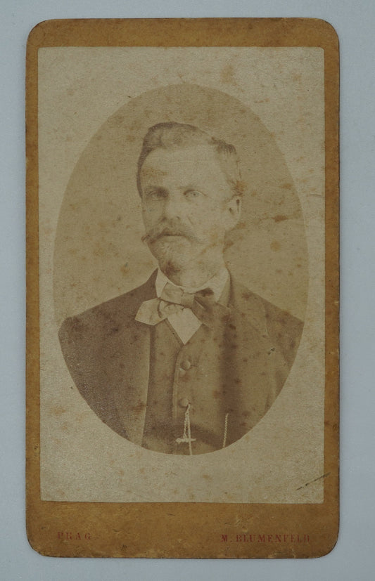 Fotografie MUŽ S KNÍRKEM M.BLUMENFELD FOTOGRAF V PRAZE (x18799)