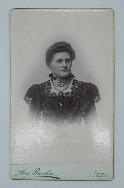 Fotografie ŽENA V ČERNÉM A. RUSCHEY (x18800)