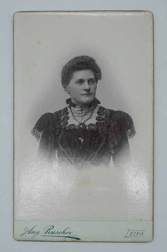 Fotografie ŽENA V ČERNÉM A. RUSCHEY (x18800)