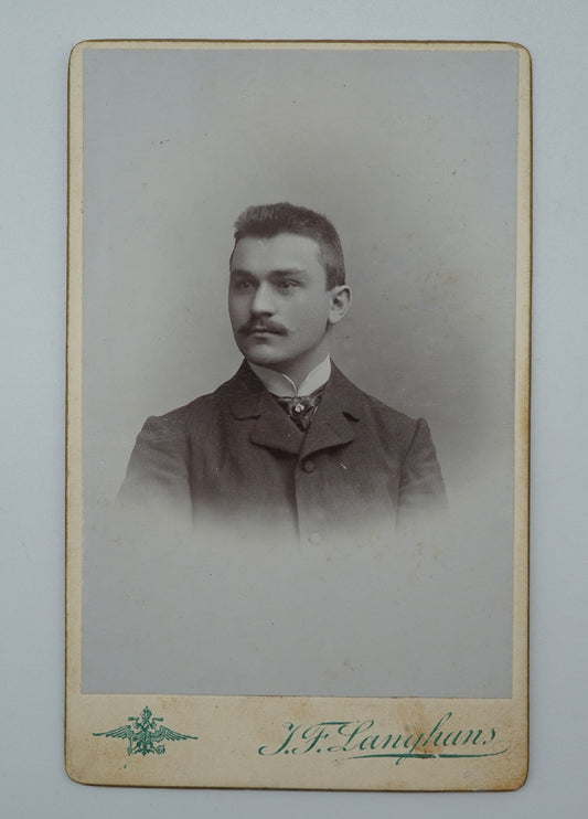 Fotografie MUŽ S KNÍRKEM J.F.LANGHANS (x18802)