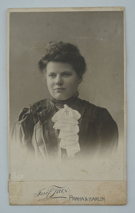 Fotografie ŽENA V ŠATECH JOSEF FAIX ATELIER (x18807)