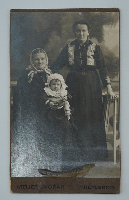 Fotografie MATKA DCERA BABIČKA ATELIER DVOŘÁK NĚM. BROD (x18808)