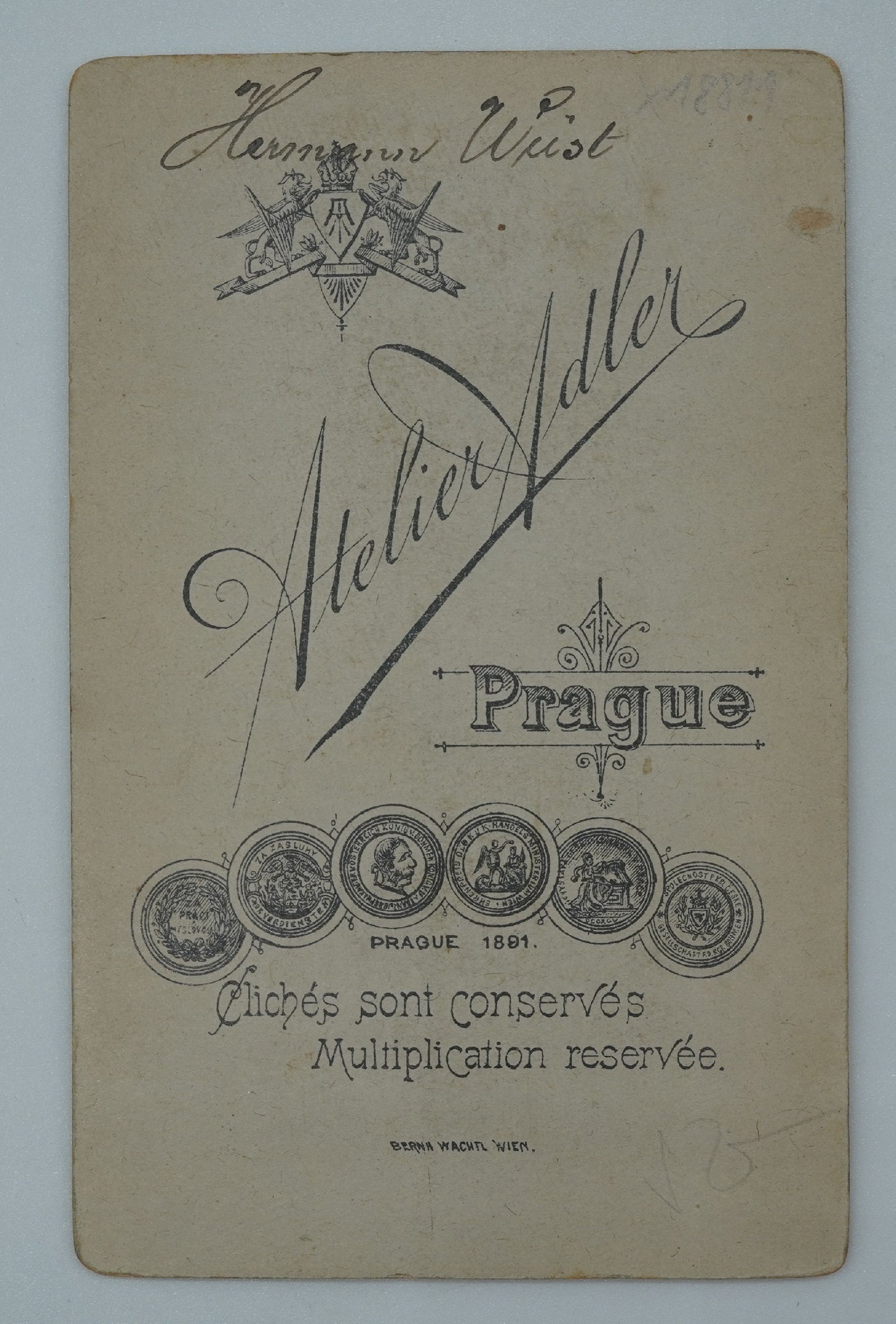 Fotografie MUŽ S KNÍREM ATELIER ADLER (x18811)