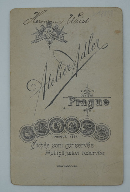 Fotografie MUŽ S KNÍREM ATELIER ADLER (x18811)