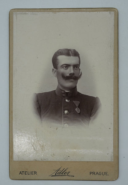 Fotografie MUŽ S KNÍREM ATELIER ADLER (x18811)