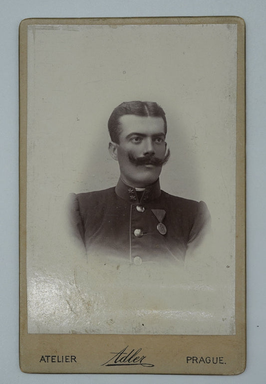 Fotografie MUŽ S KNÍREM ATELIER ADLER (x18811)