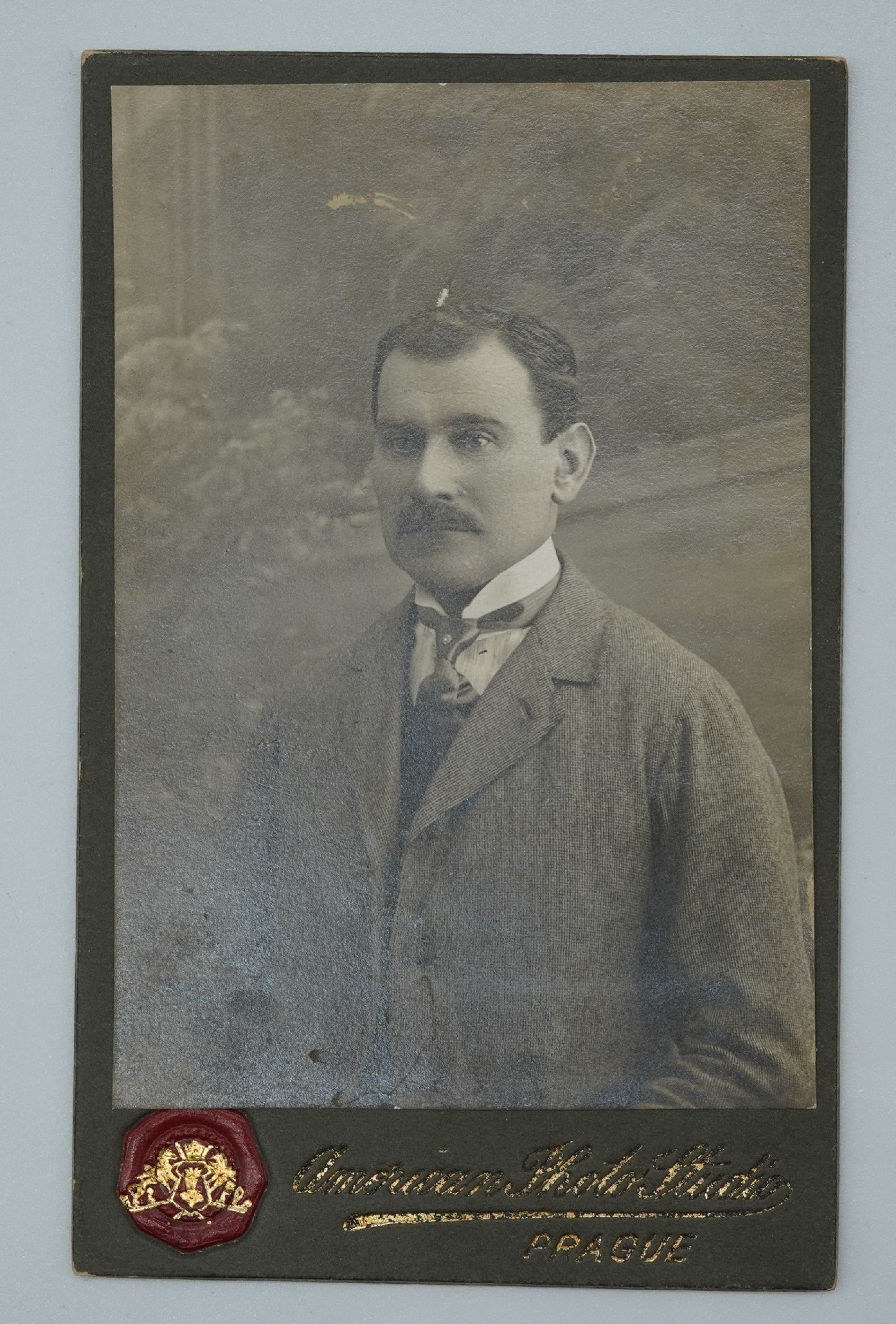 Fotografie MUŽ S KNÍREM (x18813)