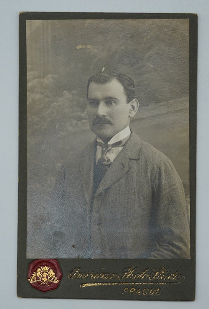 Fotografie MUŽ S KNÍREM (x18813)
