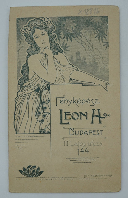 Fotografie DÍTĚ V KOŽICHU FÉNYKÉPÉSZ LEON H BUDAPEST (x18816)