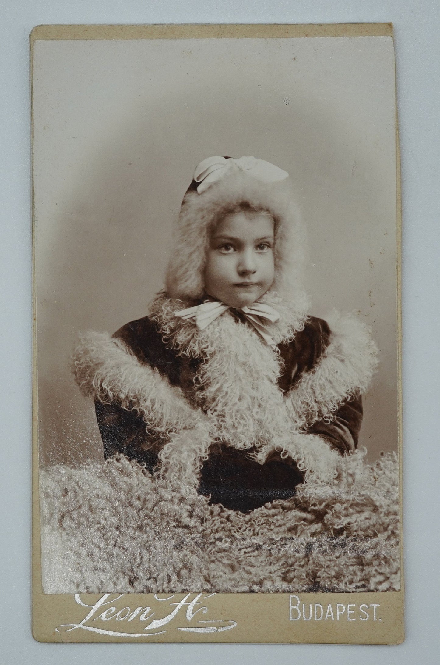 Fotografie DÍTĚ V KOŽICHU FÉNYKÉPÉSZ LEON H BUDAPEST (x18816)