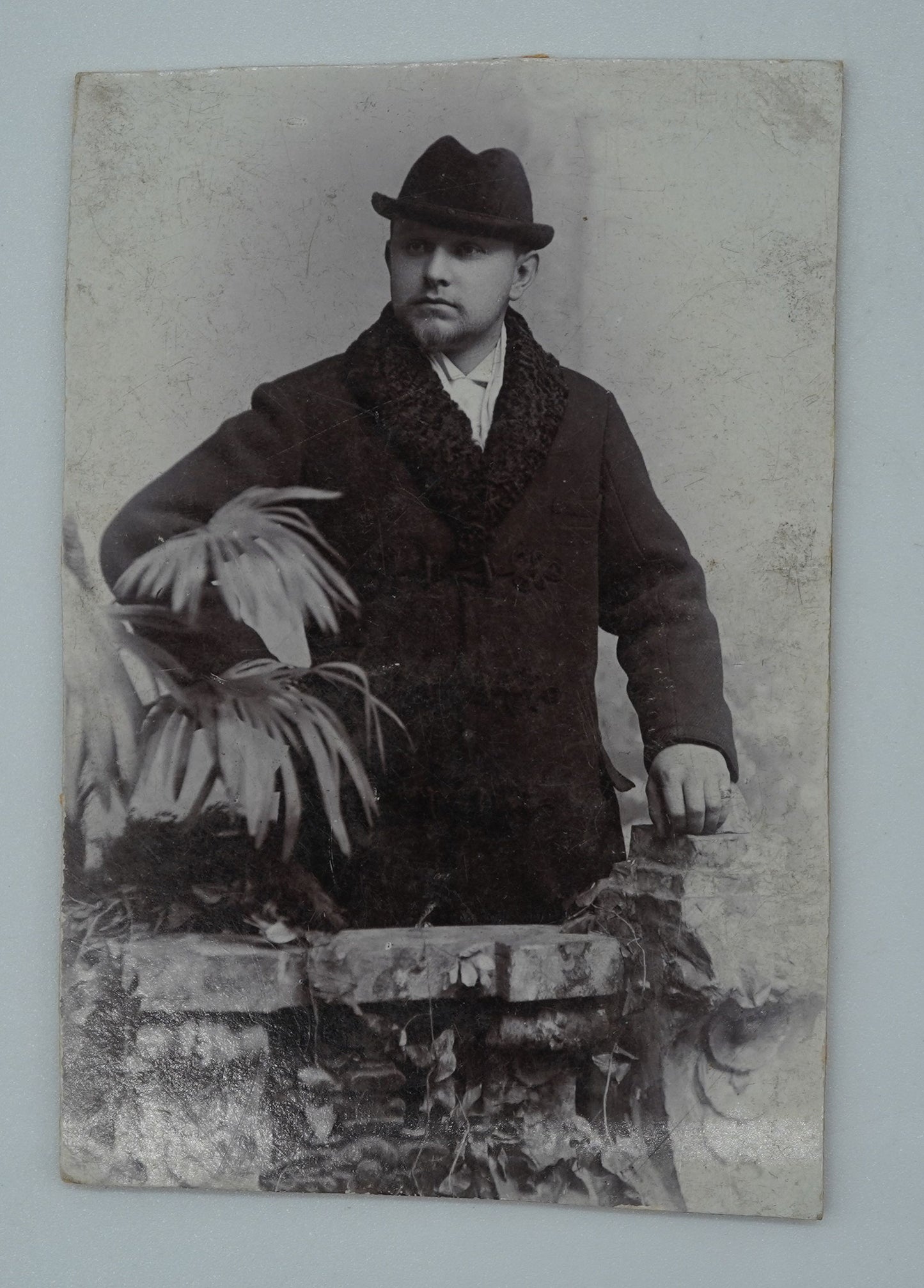 Fotografie MUŽ V KABÁTU SCHNER V PLZNI (x18819)