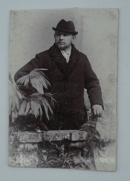 Fotografie MUŽ V KABÁTU SCHNER V PLZNI (x18819)