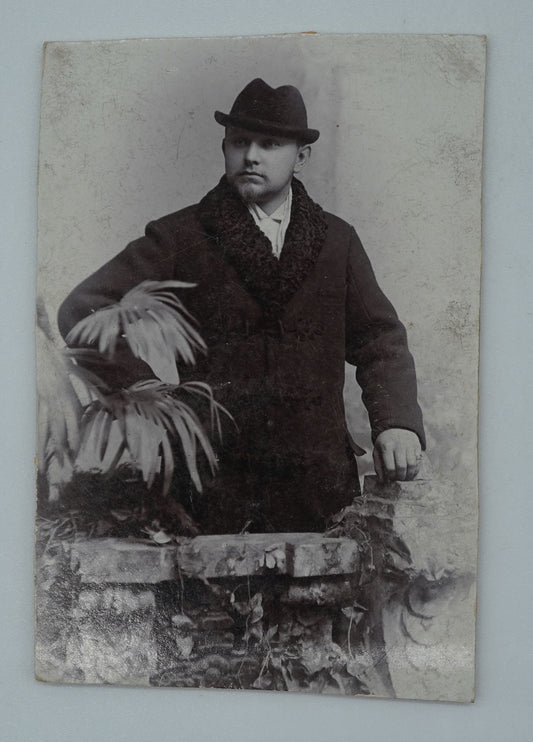 Fotografie MUŽ V KABÁTU SCHNER V PLZNI (x18819)