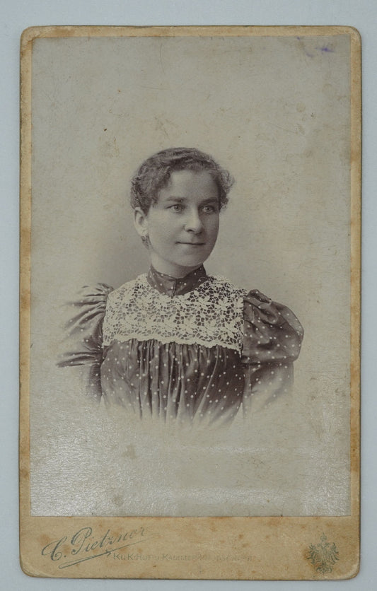 Fotografie ŽENA V ŠATECH L. PIETZNER (x18820)
