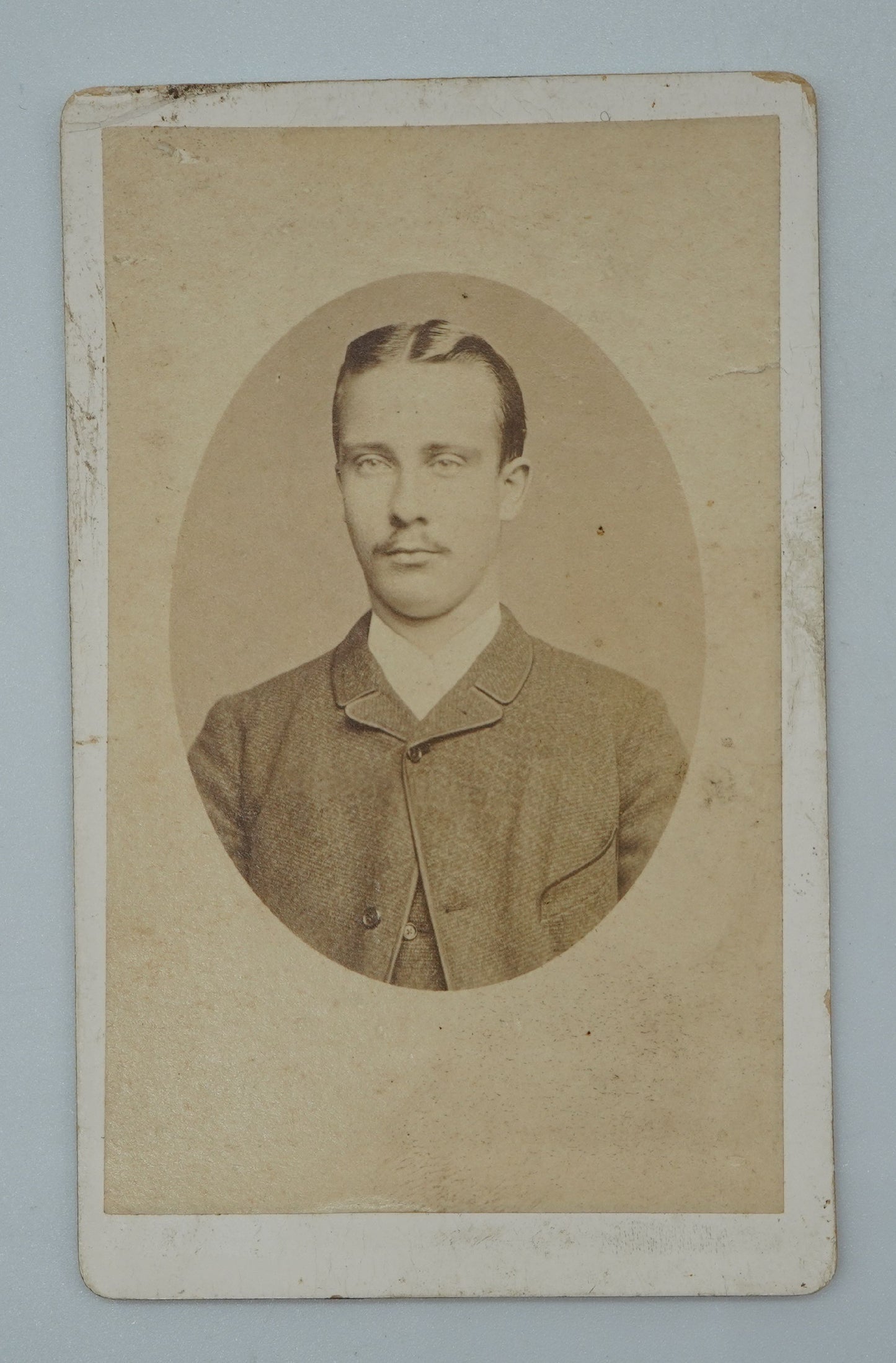 Fotografie MUŽ S KNÍREM (x18825)