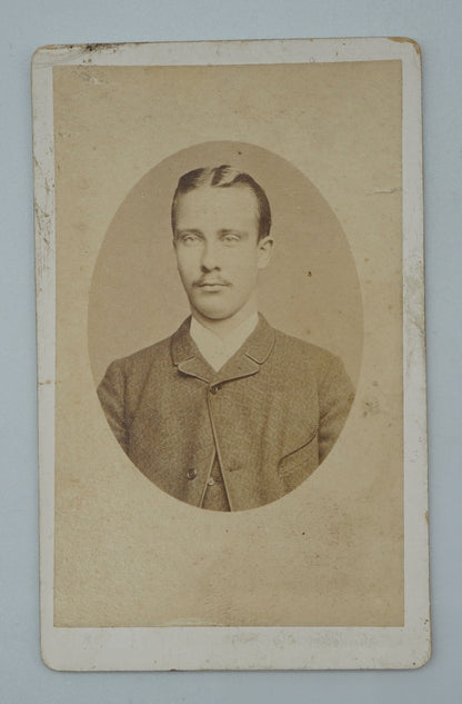 Fotografie MUŽ S KNÍREM (x18825)