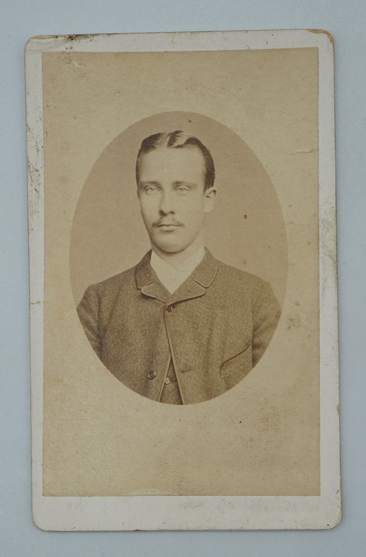 Fotografie MUŽ S KNÍREM (x18825)