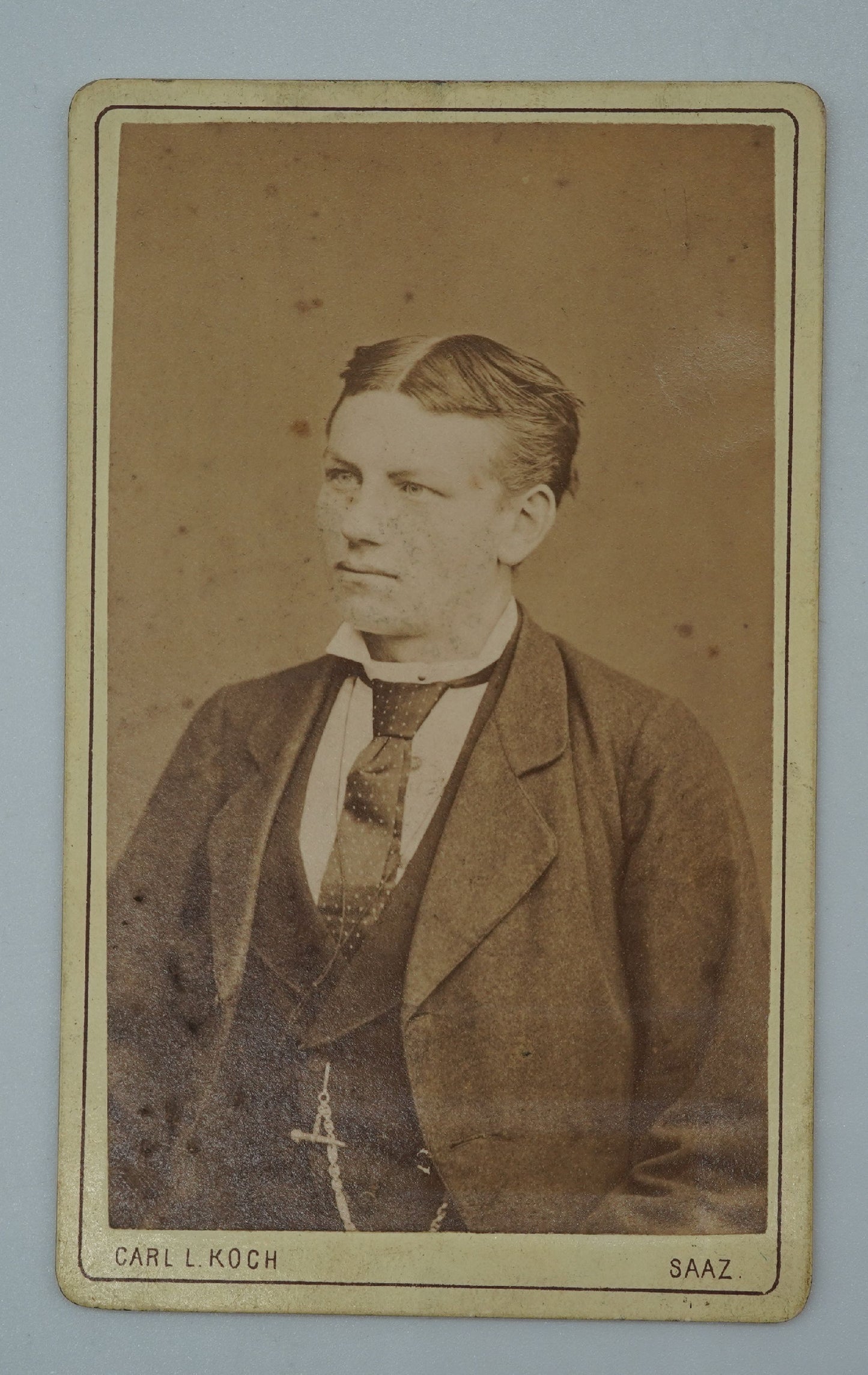 Fotografie MUŽ V OBLEKU CARL L.KOCH (x18827)