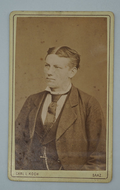 Fotografie MUŽ V OBLEKU CARL L.KOCH (x18827)