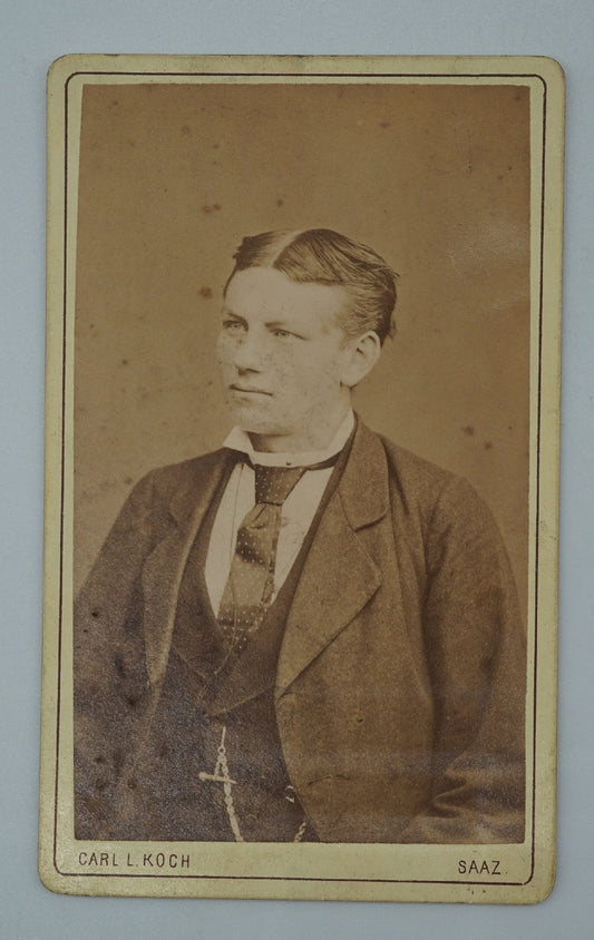 Fotografie MUŽ V OBLEKU CARL L.KOCH (x18827)