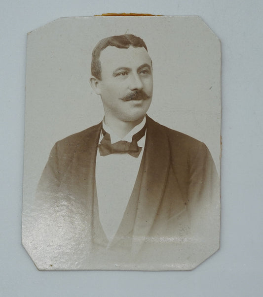 Fotografie MUŽ S KNÍREM (x18839)