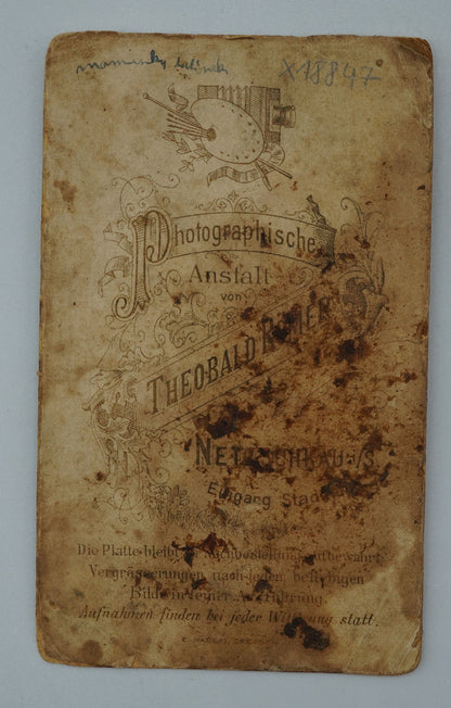 Fotografie MUŽ KABÁTUPHOTOGRAPHISCHE THEOBALD ROINER (x18847)