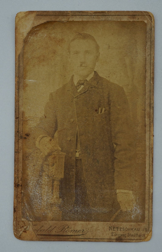Fotografie MUŽ KABÁTUPHOTOGRAPHISCHE THEOBALD ROINER (x18847)