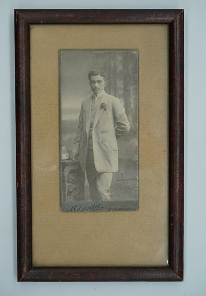Fotografie MUŽ V OBLEKU A. DUNKA NOVÝ BYDŽOV (x18848)