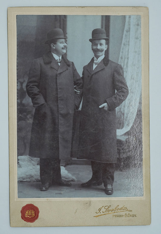 Fotografie MUŽI V KABÁTECH J.SVOBODA PRAHA ŽIŽKOV (x18886)