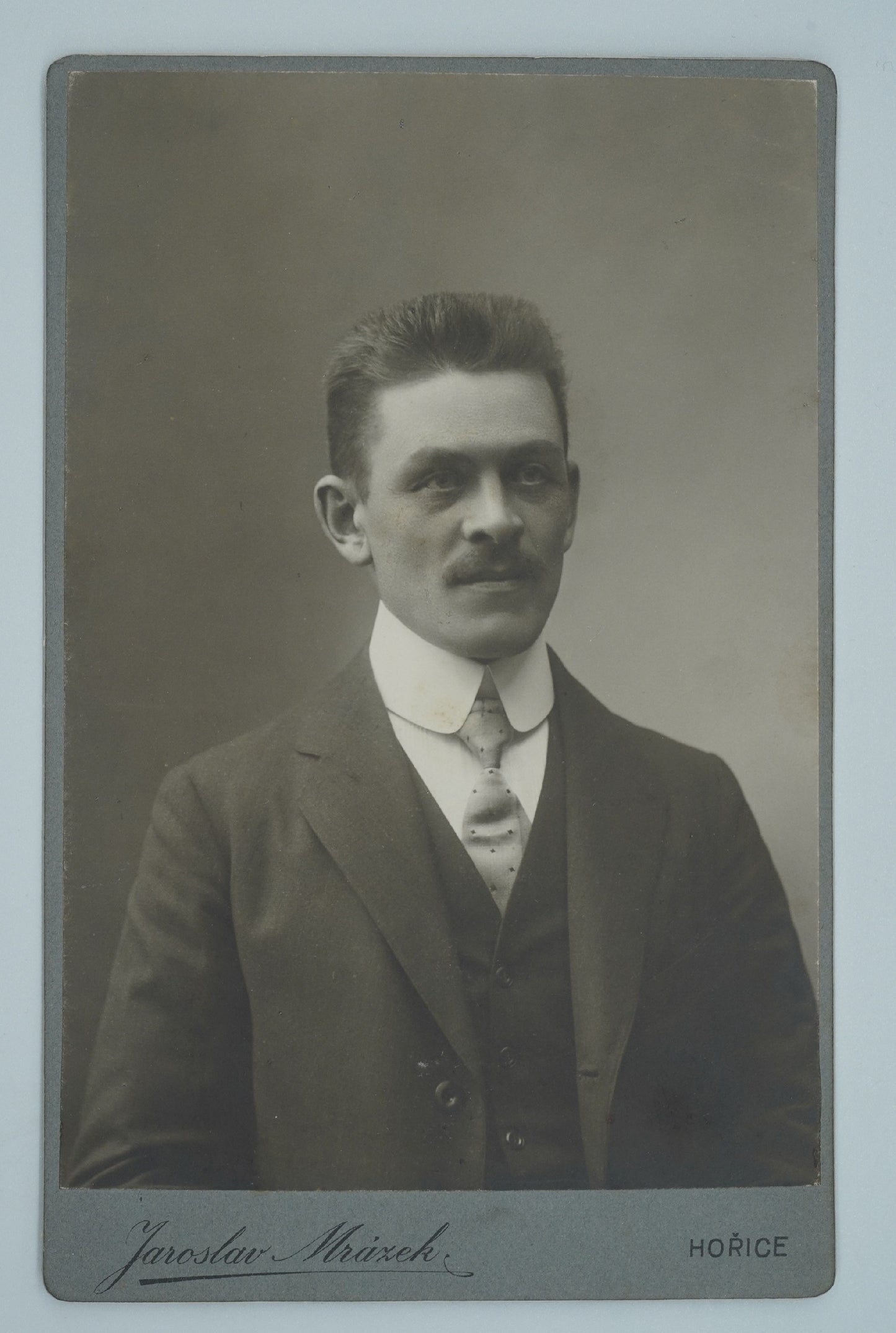 Fotografie MUŽ S KNÍRKEM JAROSLAV MRÁZEK (x18887)