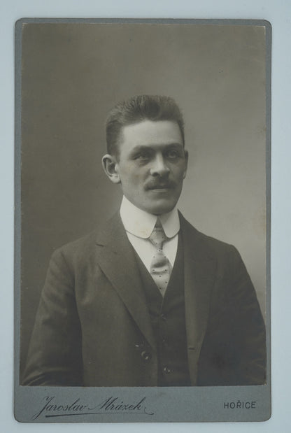 Fotografie MUŽ S KNÍRKEM JAROSLAV MRÁZEK (x18887)