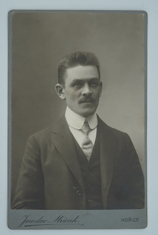 Fotografie MUŽ S KNÍRKEM JAROSLAV MRÁZEK (x18887)