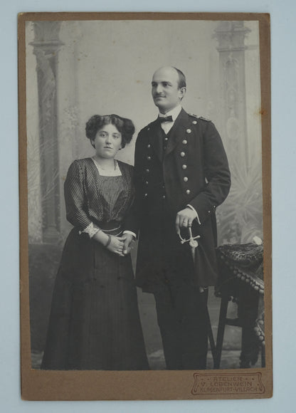 Fotografie MUŽ V UNIFORMĚ, ŽENA V ŠATECH V. LOBENWEIN (x18895)