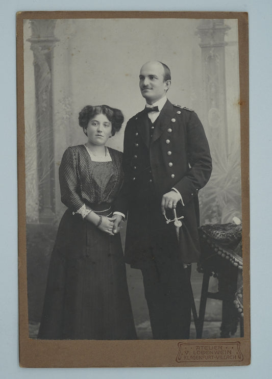 Fotografie MUŽ V UNIFORMĚ, ŽENA V ŠATECH V. LOBENWEIN (x18895)