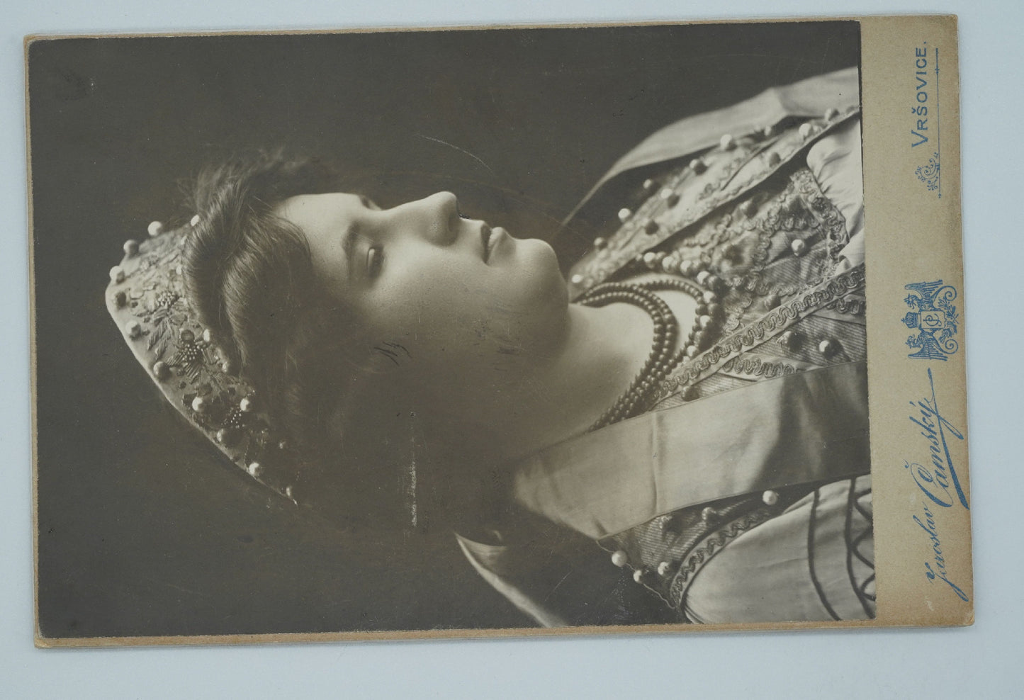 Fotografie ŽENA V KROJI JAROSLAV ČAMSKÝ VRŠOVICE (x18910)