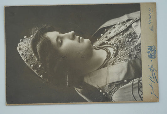 Fotografie ŽENA V KROJI JAROSLAV ČAMSKÝ VRŠOVICE (x18910)