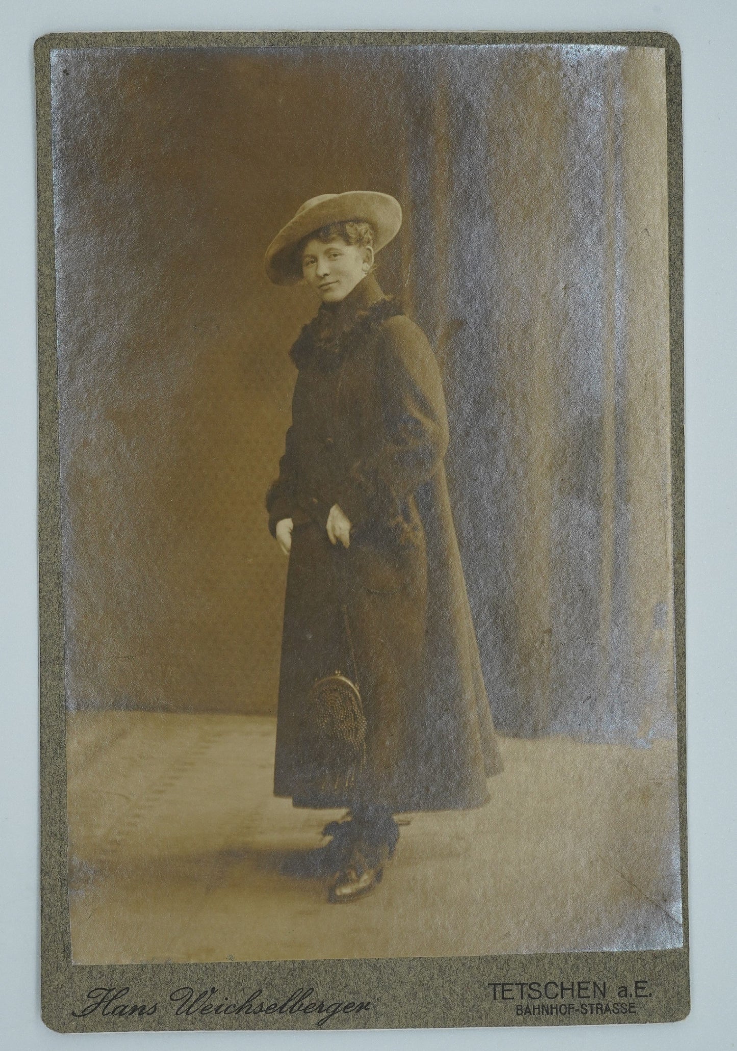 Fotografie ŽENA V KABÁTĚ HANS WEICHSELBERGER (x18917)