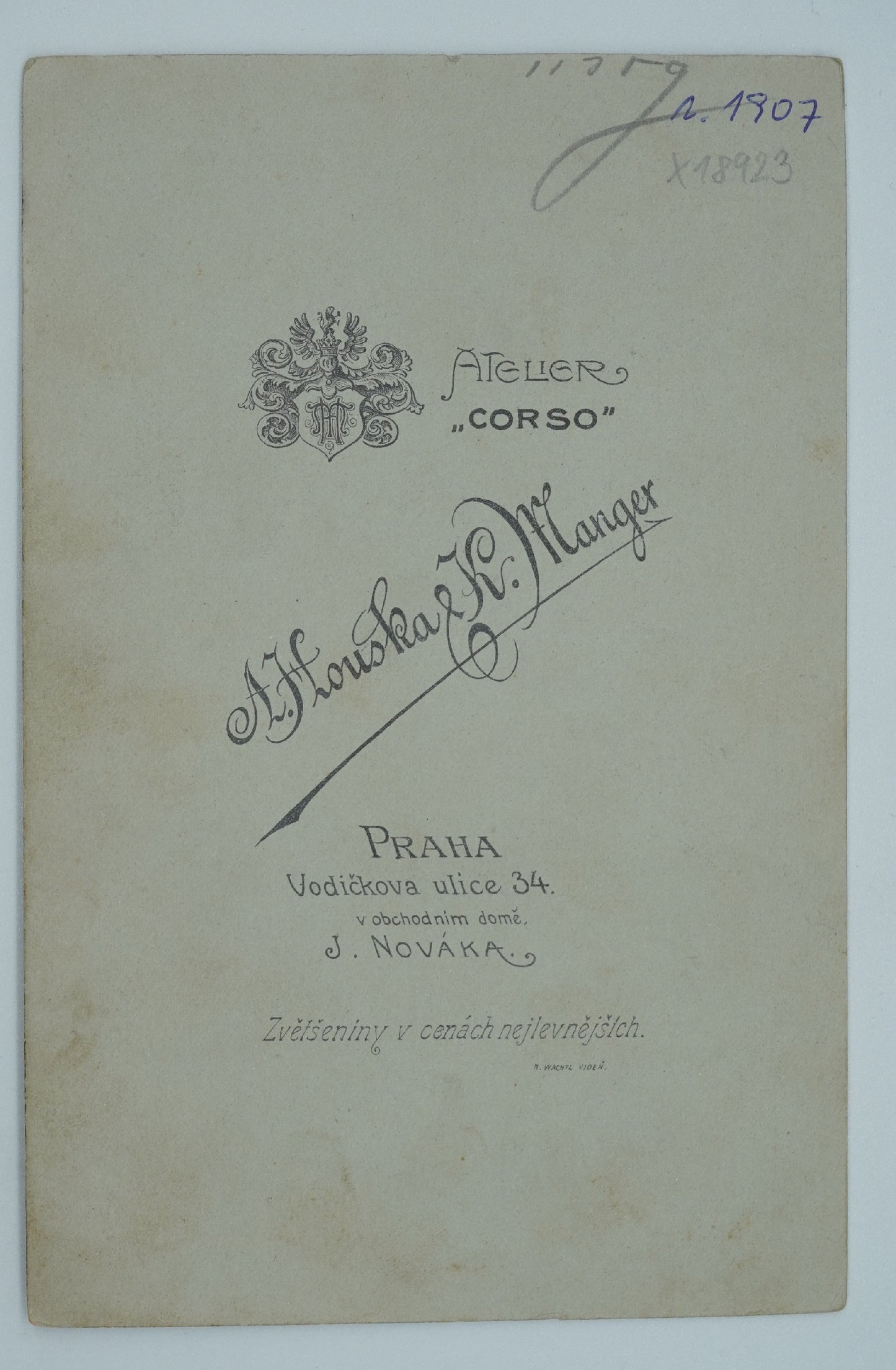 Fotografie DVĚ ŽENY A MUŽ ATELIER CORSO U ŠTAJGRŮ A. HOUSKA(x18923)