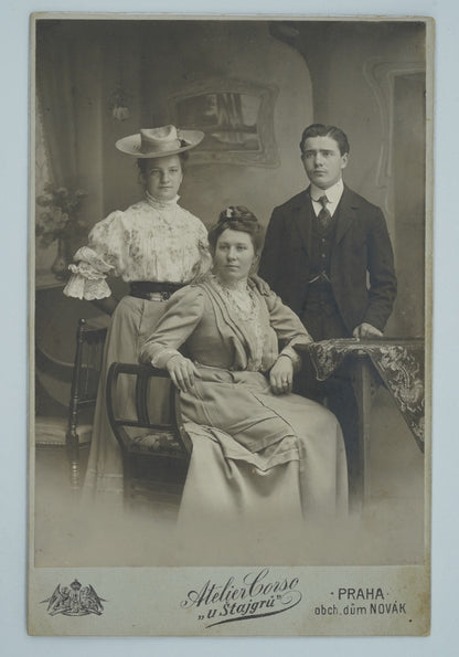 Fotografie DVĚ ŽENY A MUŽ ATELIER CORSO U ŠTAJGRŮ A. HOUSKA(x18923)