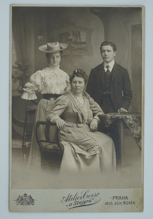 Fotografie DVĚ ŽENY A MUŽ ATELIER CORSO U ŠTAJGRŮ A. HOUSKA(x18923)