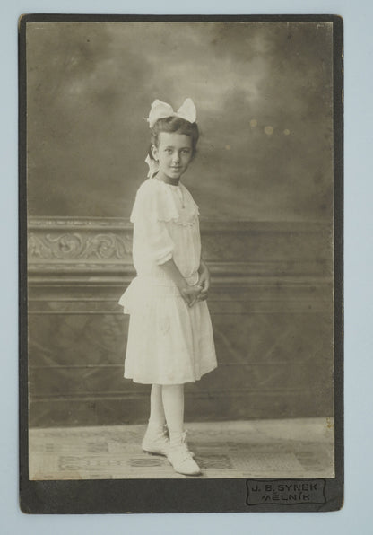 Fotografie DÍVKA V BÍLÉM J. B. SYNEK MĚLNÍK (x18928)