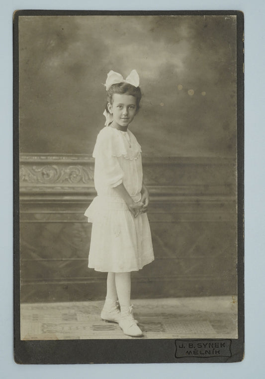 Fotografie DÍVKA V BÍLÉM J. B. SYNEK MĚLNÍK (x18928)