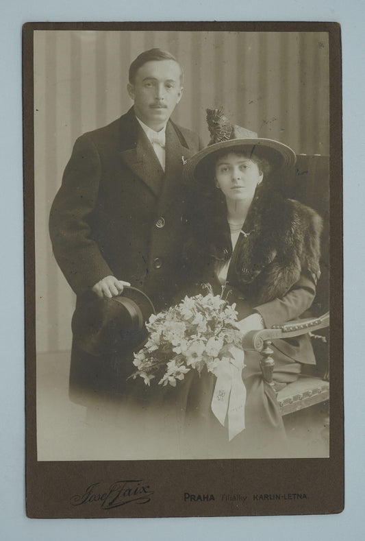 Fotografie MUŽ S KNÍREM A ŽENOU JOSEF FAIX PRAHA (x18950)