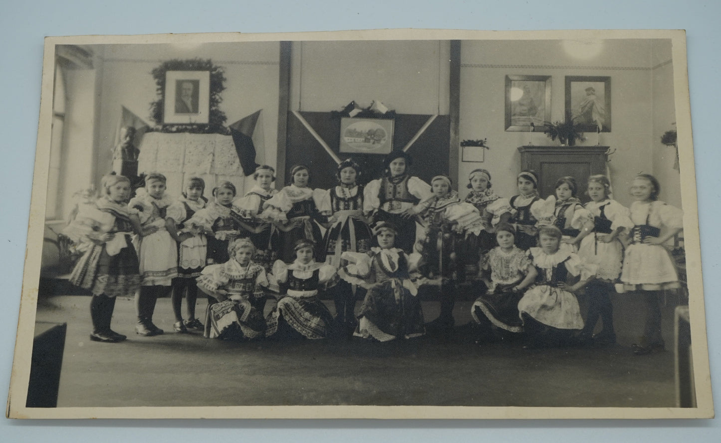 Fotografie KÜNZLOVÁ KROJE DĚTI V KROJÍCH (x19190)