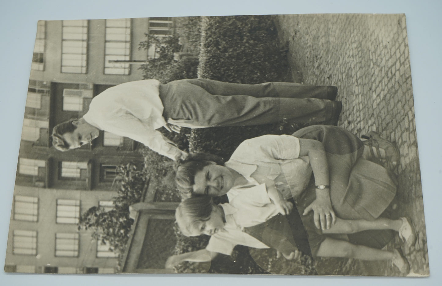 Fotografie DÍTĚ S RODIČI NEDĚLE 28. ČERVEN 1953 (x19207)