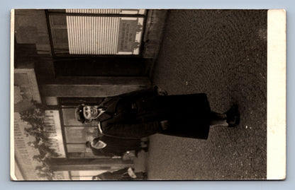 Pohlednice ŽENA V KABÁTU (x19600)