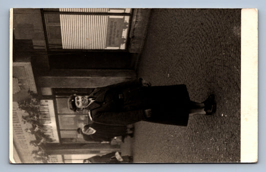 Pohlednice ŽENA V KABÁTU (x19600)