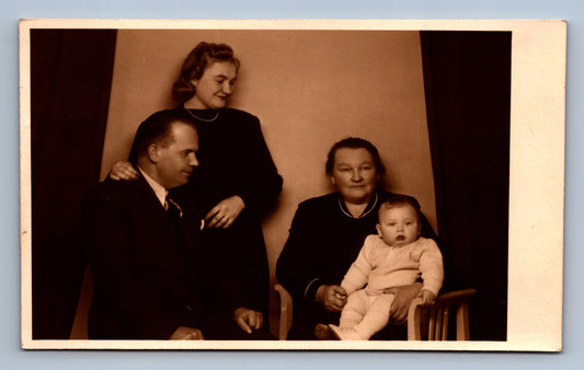 Pohlednice PAN A PANÍ S BABIČKOU A DÍTĚTEM (x19620)