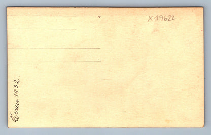 Pohlednice SEDÍCÍ ŽENA (x19622)